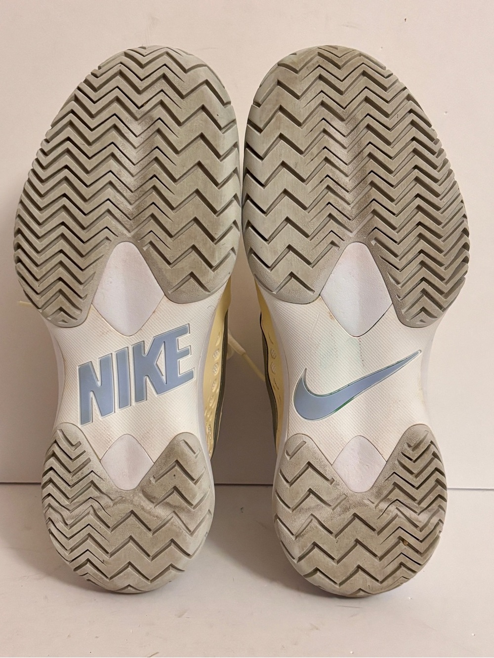 Nike Women’s Cream Mesh Tennis Shoes with Silver Swoosh size 8 - Picture 7 of 8